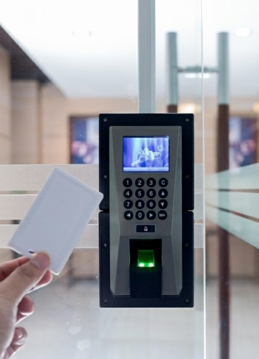 Entorno corporativo con infraestructura tecnológica y control de acceso.